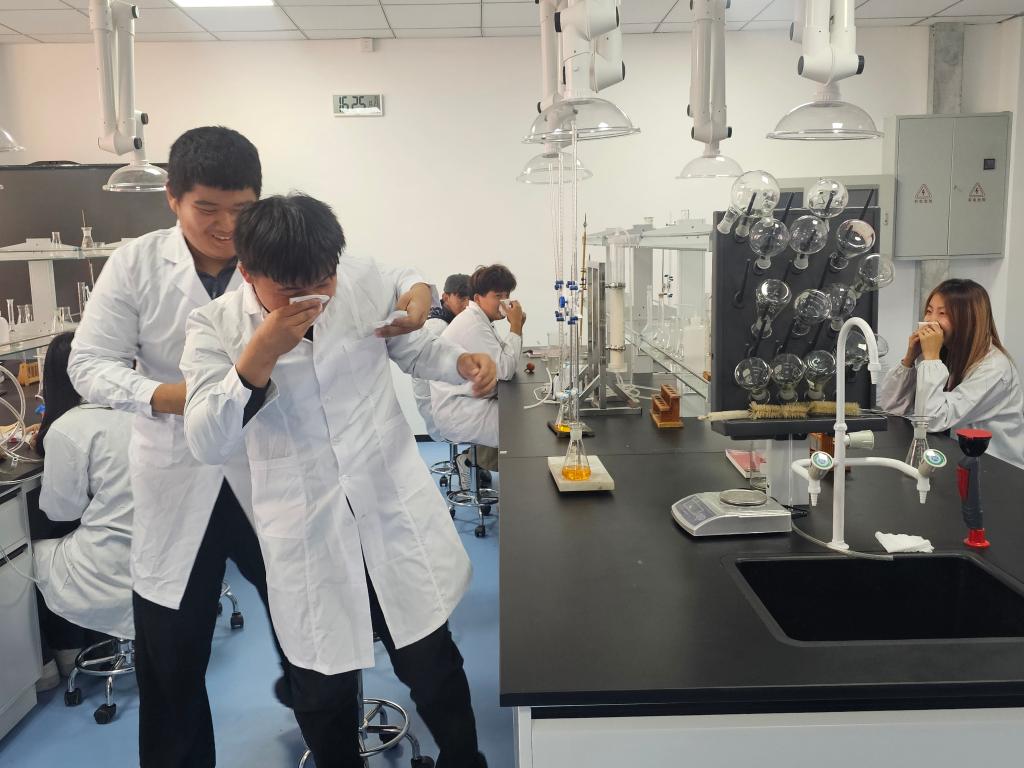 化工工程系开展化学品中毒应急演练