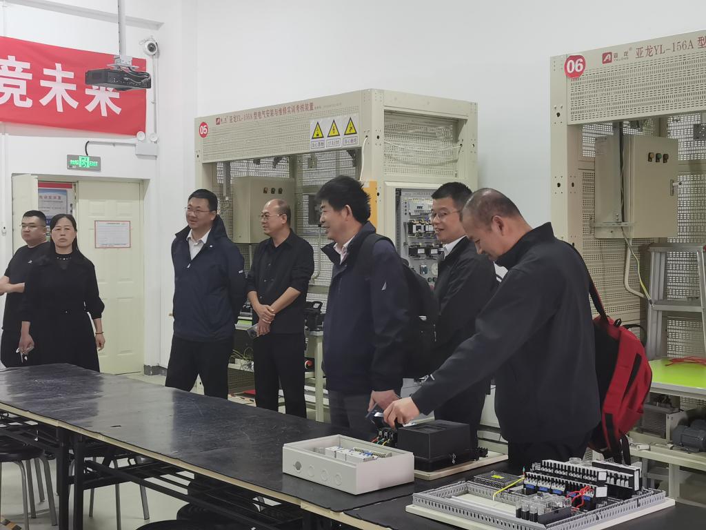 华东理工大学继续教育学院莅临我院乌斯太校区参观交流